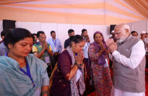 PM Modi Uttarakhand Visit: प्रधानमंत्री से मिलकर भावुक हुए धराली के आपदा प्रभावित, सुनाई तबाही की दर्दभरी कहानी