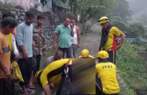 Rishikesh: कौडियाला-ब्यासघाट मार्ग पर हादसा, खाई में गिरी जेसीबी, ऑपरेटर की तलाश में रातभर चला सर्च अभियान
