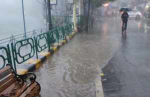 Nainital News: नैनीताल में भारी बारिश का कहर, डेढ़ दर्जन सड़कें बंद, नंदा देवी मेला परिसर में पानी-पानी…