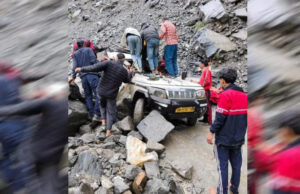 Rudraprayag News: गौरीकुंड हाईवे पर मुनकटिया के पास वाहन के ऊपर गिरा भारी बोल्डर, दो लोगों की मौके पर ही मौत