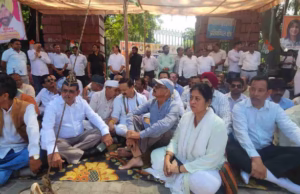UKSSSC: बेरोजगारों को समर्थन देने पहुंचे माहरा, बोले CBI जांच होने तक जारी रहेगा संघर्ष, युवा भी मांग पर अड़े