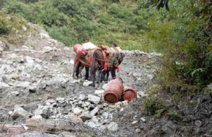 Uttarkashi: खच्चरों से यमुना घाटी के ग्रामीण क्षेत्रों में पहुंचा रहे रसद व सिलिंडर, परेशानी नहीं हो रही कम