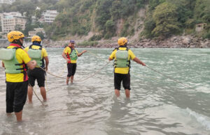 Rishikesh: भागीरथी धाम के पास गंगा स्नान के दौरान तेज धारा में बहा किशोर, तलाश में जुटी एसडीआरएफ