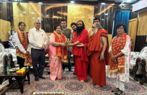 Haridwar: भजन गायिका अनुराधा पौडवाल पहुंचीं हरिद्वार, श्रीमहंत रविंद्रपुरी से भेंट कर लिया आशीर्वाद