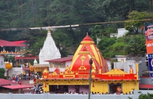 Uttarakhand: कैंची धाम में संदिग्ध हालात में गोली लगने से युवक की मौत, पुलिस ने कब्जे में लिया शव, जांच शुरू