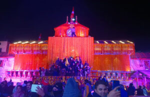 Badrinath: 10 कुंतल फूलों से सजा बदरीनाथ धाम, आज बंद होंगे मंदिर के कपाट, संपन्न होगी चारधाम यात्रा