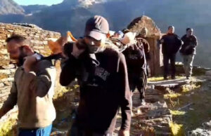 Almora: पहाड़ों का कड़वा सच, घायल बसंती को स्ट्रेचर के सहारे पहुंचाया गया अस्पताल, ग्रामीणों को पुल निर्माण का इंतजार