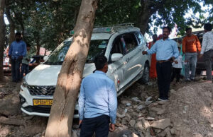 Uttarakhand: देवदूत बना पेड़, खाई में गिरने से बाल-बाल बची कार, ऐसे बची बुजुर्ग और दो मासूमों की जान