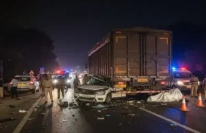 Rishikesh: रेलवे फाटक के पास हादसा, खड़े ट्रक से टकराई हरिद्वार से आ रही तेज रफ्तार कार, चार लोगों की मौत