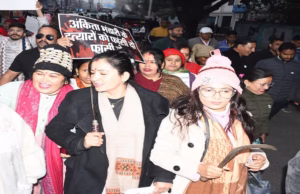 Uttarakhand : अंकिता भंडारी के लिए दरांती लेकर सड़क पर उतरी मातृशक्ति, सीबीआई जांच की मांग