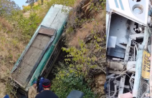 Almora Bus Accident: अल्मोड़ा में बड़ा हादसा, खाई में गिरी बस… सात यात्रियों की मौत, दो महिला समेत 12 घायल