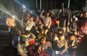 Dehradun: संरक्षित पशु के अवशेष मिलने पर हंगामा, सड़क पर लेटे बजरंग दल के कार्यकर्ता, जाम लगाया, फोर्स तैनात