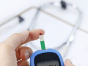 दवा लेने के बावजूद अगर शुगर लेवल कंट्रोल में नहीं आ रहा है, तो सिर्फ दवा को दोष देना सही नहीं। अक्सर हमारी रोज़मर्रा की कुछ आदतें ही डायबिटीज को बिगाड़ देती हैं। जानिए वे 8 आम गलतियां, जो शुगर कंट्रोल में सबसे बड़ी रुकावट बनती हैं— f