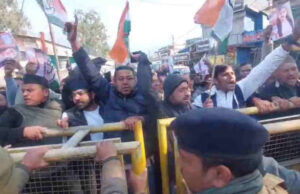 Chamoli: गौचर में मेले के दौरान कांग्रेस का प्रदर्शन, पुलिस ने कई कार्यकर्ताओं को हिरासत में लिया