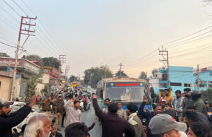 Dehradun: इलाज के दौरान मरीज की मौत, गुस्साए परिजनों और बजरंग दल के कार्यकर्ताओं ने शव रखकर किया हंगामा