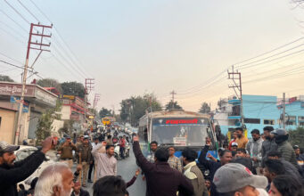 Dehradun: इलाज के दौरान मरीज की मौत, गुस्साए परिजनों और बजरंग दल के कार्यकर्ताओं ने शव रखकर किया हंगामा