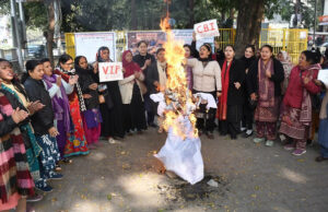 Nainital News: अंकिता प्रकरण में महिला कांग्रेस ने प्रदेश सरकार का पुतला फूंका, भाजपा पर हत्यारों को संरक्षण देने का आरोप