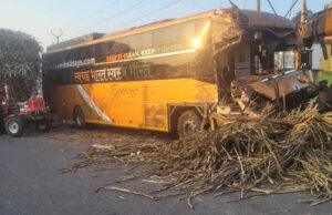 Uttarakhand: देहरादून-हरिद्वार हाईवे पर हादसा, गन्ने के ट्राले से टकराई यात्रियों से भरी बस, चालक की हुई मौत