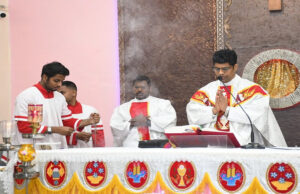 Uttarakhand: कैरल गाकर क्रिसमस के जश्न का आगाज, केक काटकर मनाया प्रभु यीशु का जन्मोत्सव