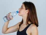 क्या आप भी खड़े होकर पीते हैं पानी? आज ही बदलें ये आदत, वरना हो सकती हैं 7 गंभीर समस्याएं 7