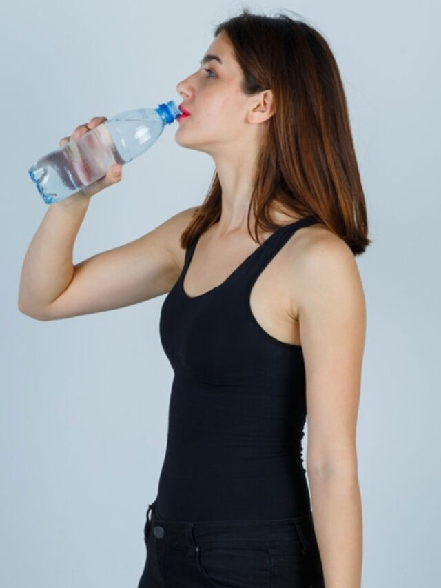 क्या आप भी खड़े होकर पीते हैं पानी? आज ही बदलें ये आदत, वरना हो सकती हैं 7 गंभीर समस्याएं