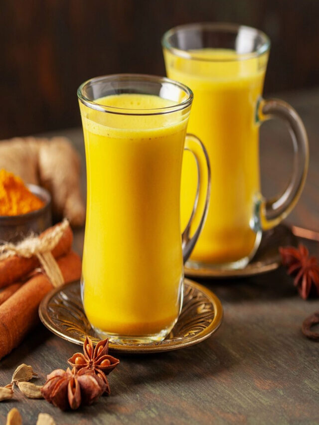 दूध में चुटकीभर हल्दी डालने के 5 फायदे कर देंगे हैरान, सर्दियों में जोड़ों का दर्द भी नहीं करेगा परेशान