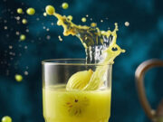 आंवला जूस पीने के 7 जबरदस्त फायदे, हेल्दी रहना है तो आज ही शुरू करें c