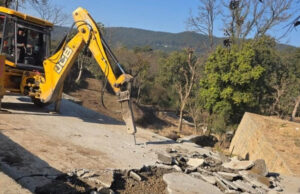 Uttarakhand: सरकारी भूमि पर हुए अतिक्रमण पर चला प्रशासन का बुलडोजर, ढाई हेक्टेयर से ज्यादा पर कब्जा हटाया