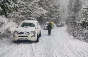 नैनीताल के पंगोट में बर्फबारी, ठंड बढ़ी, 25 हजार से अधिक पर्यटक पहुंचे