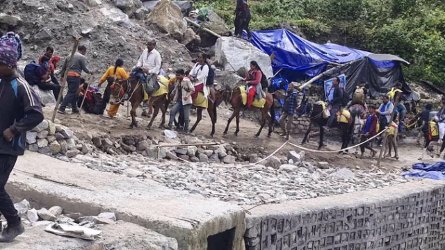 kedarnath-yatra-pilgrims-going-on-horse-and-mule_93c388976e2cffe030e70a3db7f8a4bf