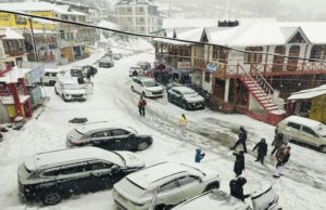 Uttarakhand Weather: आज पर्वतीय इलाकों में हल्की बारिश और बर्फबारी के आसार, मौसम की मार से राज्य में अब भी 31 मार्ग बंद