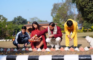 Dehradun: सीएम ने 17 प्रजातियों के चार हजार ट्यूलिप उगाने की मुहिम का किया शुभारंभ, सबसे पहले खुद रोपे पौधे