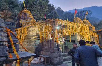 Chamoli: विधि-विधान के साथ आज खुले आदिबदरी मंदिर के कपाट, बड़ी संख्या में मौजूद रहे श्रद्धालुओं ने किए दर्शन