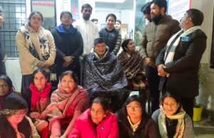 Dehradun: खेल मंत्री के पति के खिलाफ डालनवाला थाने में प्रदर्शन, रात में हरीश रावत भी समर्थन देने पहुंचे