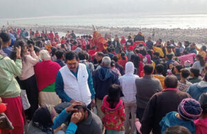 Uttarakhand: मकर संक्रांति पर ऋषिकेश में गंगा तट पर पहुंची भक्तों की भारी भीड़, लगाई आस्था की डुबकी