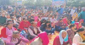 Dehradun: महापंचायत में उमड़ी भीड़, अंकिता भंडारी के माता पिता और पूर्व सीएम हरीश रावत भी पहुंचे