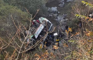 Uttarakhand: देहरादून में खाई में गिरी हिमाचल रोडवेज की बस, चालक समेत चार की मौत, कई घायल