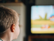 स्क्रीन टाइम बढ़ा तो बढ़ेंगी ये 6 समस्याएँ 7