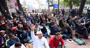 Haldwani: समान वेतन के लिए सड़कों पर उतरे छह सौ से अधिक कर्मचारी, कमिश्नर आवास तक निकाली रैली
