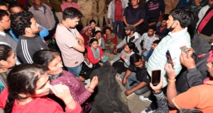 Haldwani: बाघ के हमले में दो महिलाओं की मौत के बाद लोगों ने लगाया जाम, वन विभाग का गेट तोड़ने का किया प्रयास