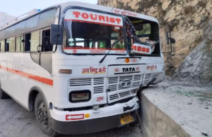 Uttarakhand: देवप्रयाग में टला बड़ा हादसा, तोता घाटी में बस के ब्रेक फेल, सवार थे 39 लोग, चालक की सूझबूझ से टला हादसा