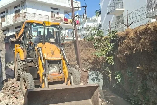 ऋषिकेश के चंद्रेश्वर नगर में अवैध निर्माण पर चला निगम का बुलडोजर, जाम से मिलेगी मुक्ति