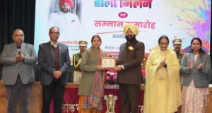 Uttarakhand: लोक भवन में होली मिलन समारोह, राज्यपाल ने उत्कृष्ट कार्मिकों को किया सम्मानित