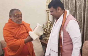 Haridwar: महाराष्ट्र के मुख्यमंत्री देवेंद्र फडणवीस पहुंचे हरिद्वार, जगतगुरु से भेंट कर लिया आशीर्वाद