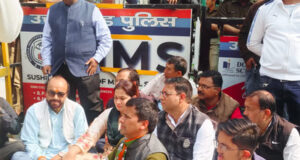 शिक्षा निदेशक से मारपीट, कांग्रेसियों ने घेरा रायपुर थाना, विधायक की गिरफ्तारी की मांग, 48 घंटे का अल्टीमेटम