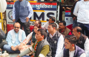 शिक्षा निदेशक से मारपीट, कांग्रेसियों ने घेरा रायपुर थाना, विधायक की गिरफ्तारी की मांग, 48 घंटे का अल्टीमेटम