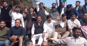 Dehradun: कानून व्यवस्था पर उठाए सवाल, बढ़ते अपराध के मामलों को लेकर कांग्रेसियों का पुलिस मुख्यालय में हंगामा