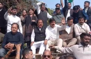 Dehradun: कानून व्यवस्था पर उठाए सवाल, बढ़ते अपराध के मामलों को लेकर कांग्रेसियों का पुलिस मुख्यालय में हंगामा