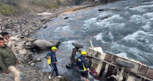 Accident: टोंस नदी में गिरा वाहन, हिमाचल प्रदेश का चालक लापता, एसडीआरएफ और पुलिस टीम कर रही तलाश