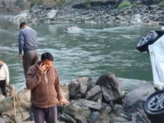 चंपावत के घाट पुल के पास कार 100 मीटर खाई में गिरी, दो युवक गंभीर घायल